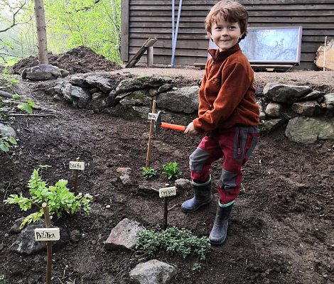 Stavba tábořiště pokračuje